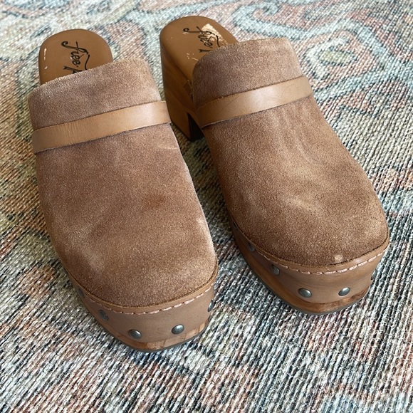 Free People Calabasas Clog in Brown Suede - Picture 4 of 8